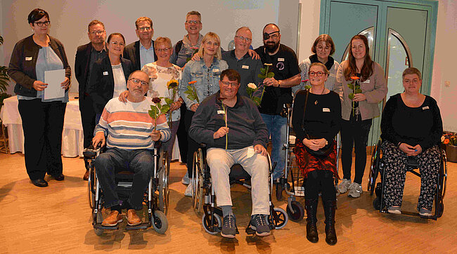 Gruppenfoto mit mehreren Dutzend Menschen