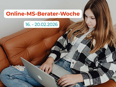 Eine Frau mit Laptop auf der Couch.