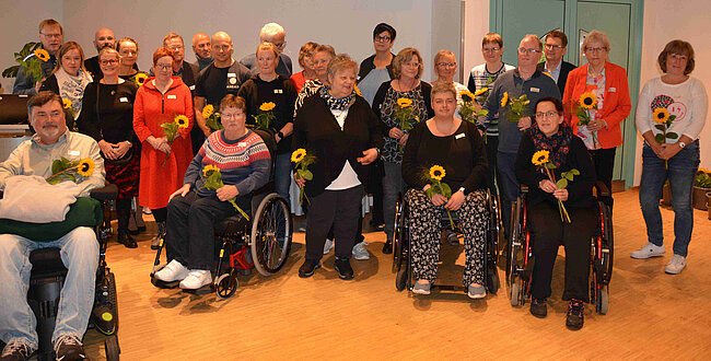 Ein Gruppenfoto mit mehreren Dutzend Menschen