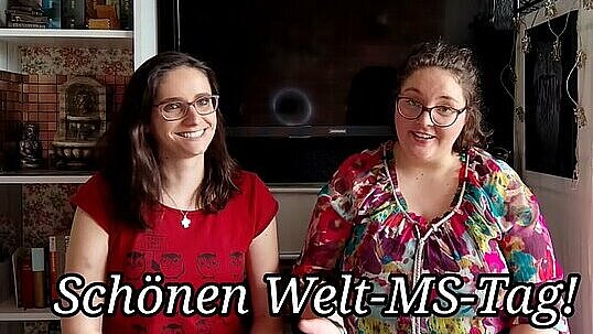 Zwei Frauen im Wohnzimmer.